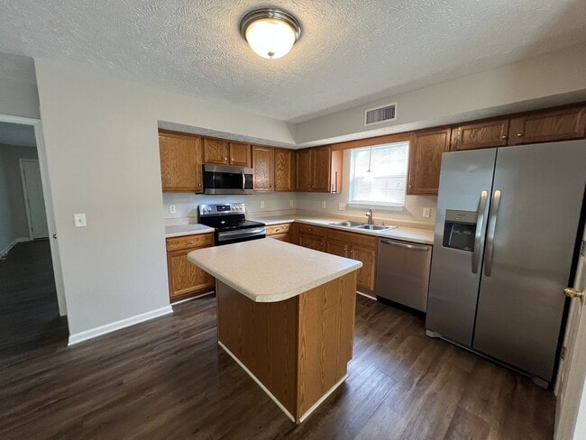 Building Photo - Spacious 4 Bedroom 2.5 Bath Available Now!
