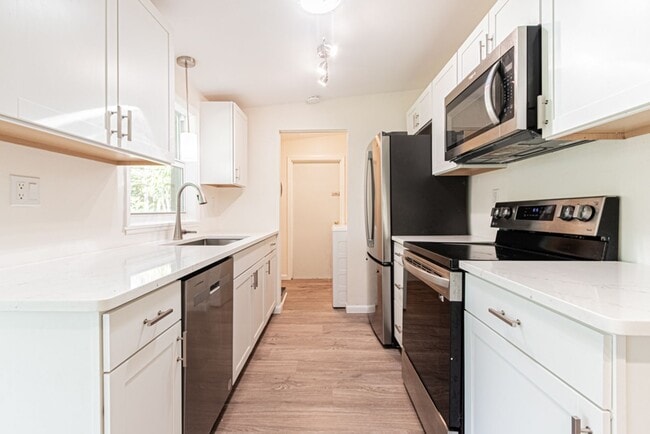 Building Photo - Annual Rental – Pet-Friendly Charming Napl...