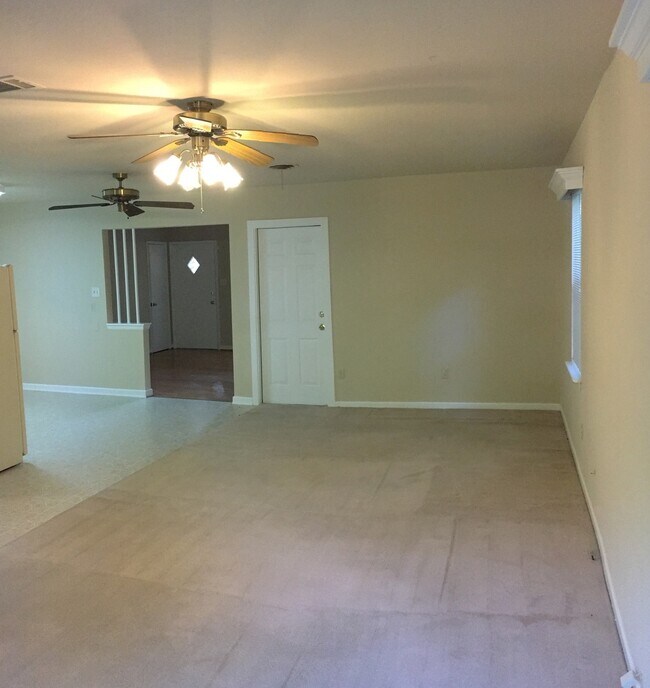 Building Photo - 2 WEEKS FREE RENT + $1,295 - Country living in the heart of Copperas Cove!