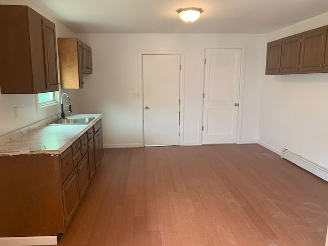 Building Photo - 256 Miller St