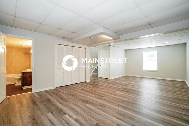 Building Photo - 3 Bedroom Pet-Friendly Home in COLUMBUS, OH with Main Street Renewal