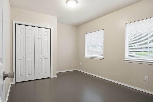 Building Photo - 3717 N Eagle Ln