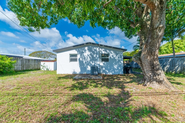 Building Photo - 5840 NE 1st Terrace