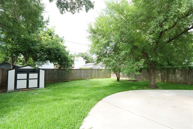 Building Photo - 2219 Chantilly Ln