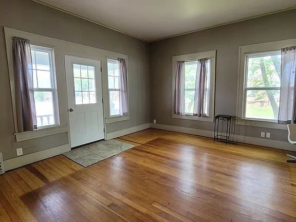 Building Photo - "Spacious 5-Bedroom Retreat with Fireplace Charm on S Broadway!"