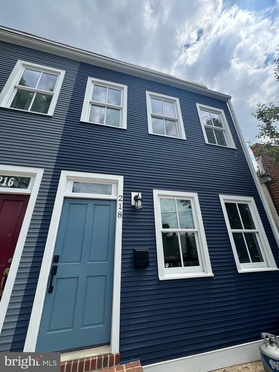 Building Photo - 218 S Henry St