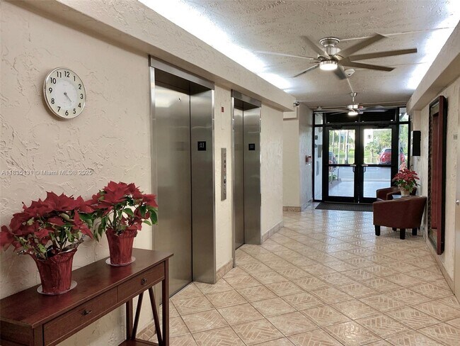 Building Photo - 250 Jacaranda Dr