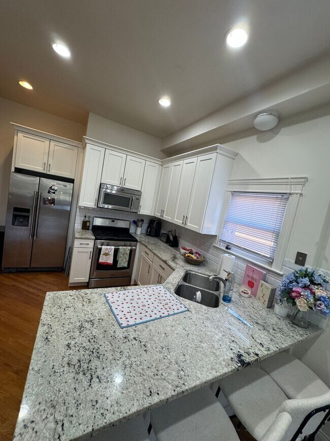 Building Photo - 4 Bedroom, 3 Bathroom Impressive Lincoln P...