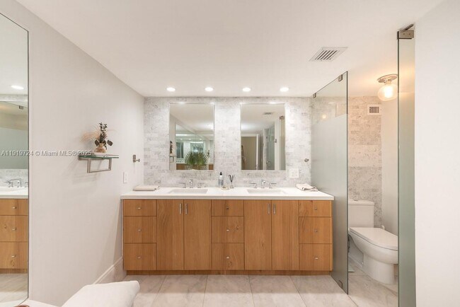 Building Photo - 1121 Crandon Blvd