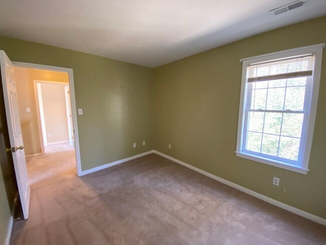 Building Photo - Great location In Mechanicsville! Three bedrooms plus bonus room/fourth bedroom, 2.5 baths and ga...