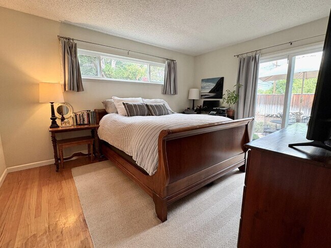 Building Photo - 5919 Royal Ann Dr