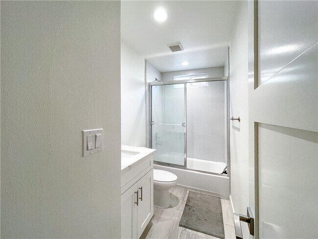 Building Photo - 206 Avenida Victoria