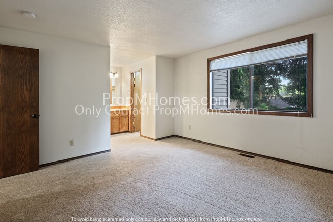 Building Photo - Spacious Tri-level Four Bedroom Home On Qu...