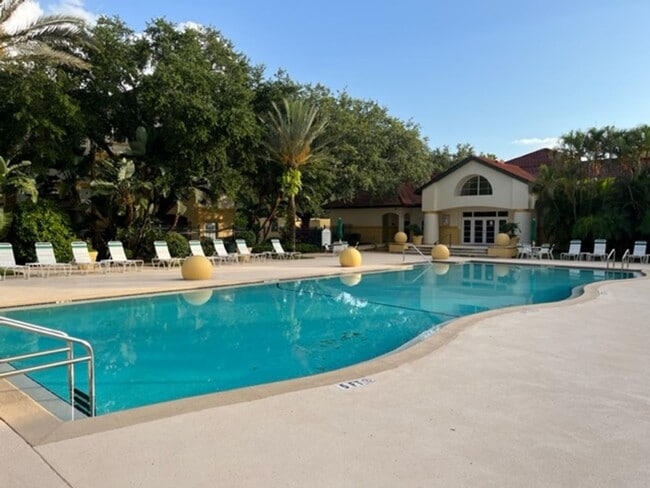 Building Photo - 1 Bedroom + Den Condo in Royal Greens at G...