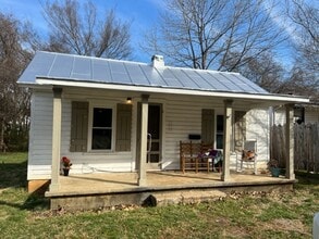 Building Photo - Cute Little Bungalow in Buena Vista
