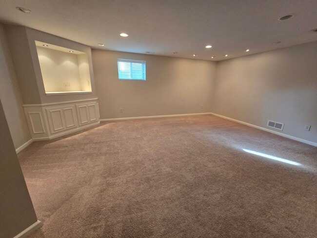 Building Photo - Spacious 4 Bedroom Duplex in North Normal ...