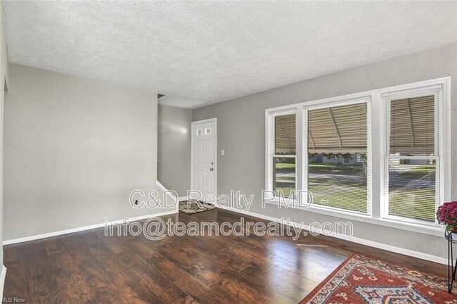 Building Photo - 640 E 261st St