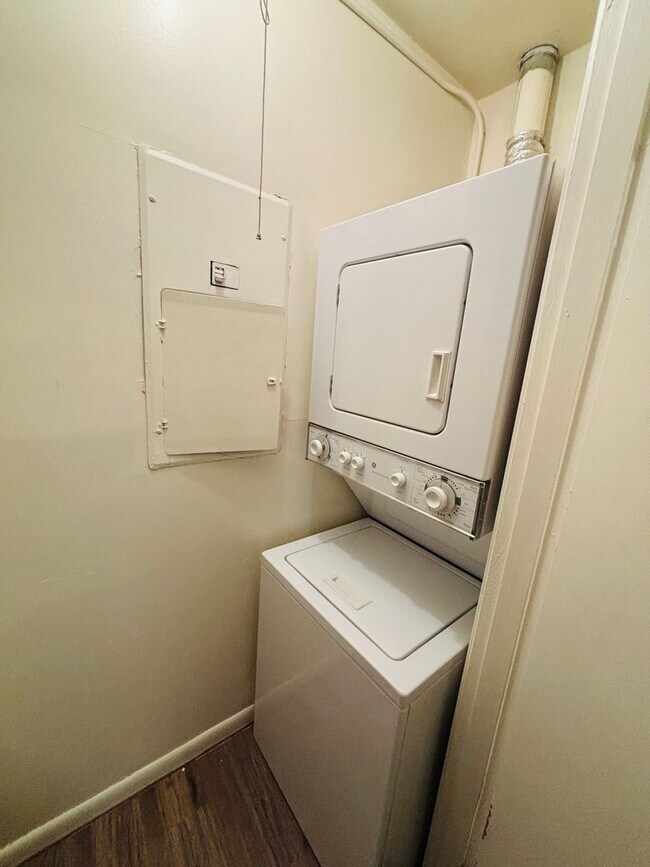 Building Photo - 2 Bedroom 1 Bathroom Condo