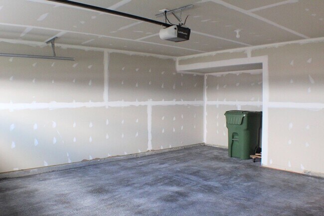 Building Photo - 109 S Peak Dr