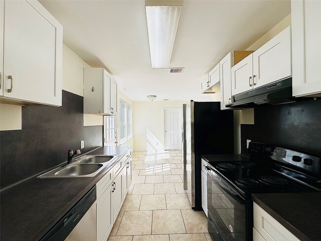 Building Photo - 6729 Lodge St