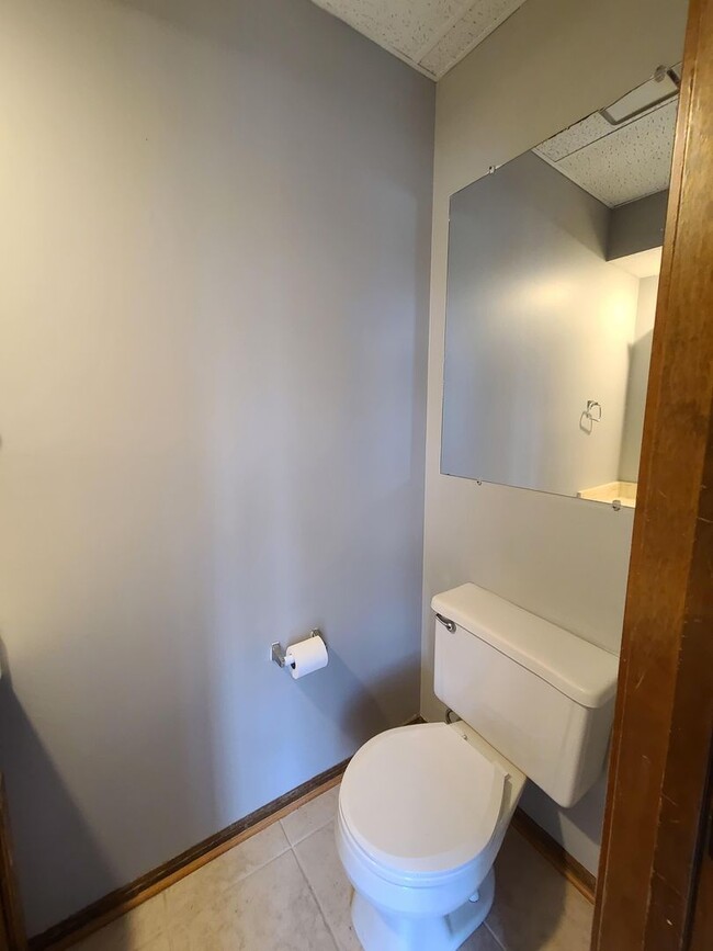 Building Photo - 2 Bedroom 1.5 Bath Townhome