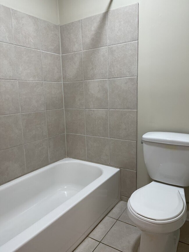 Building Photo - "Charming 3-Bed Townhouse with Cozy Fireplace in Prime Nashville Location – 1600 Sq Ft of Comfort!"