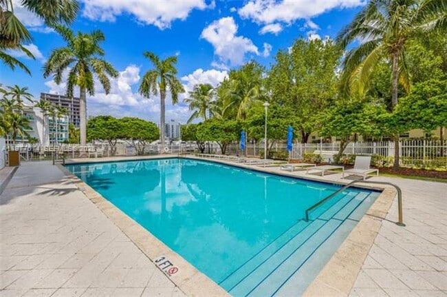 Building Photo - 7910 Harbor Island Dr