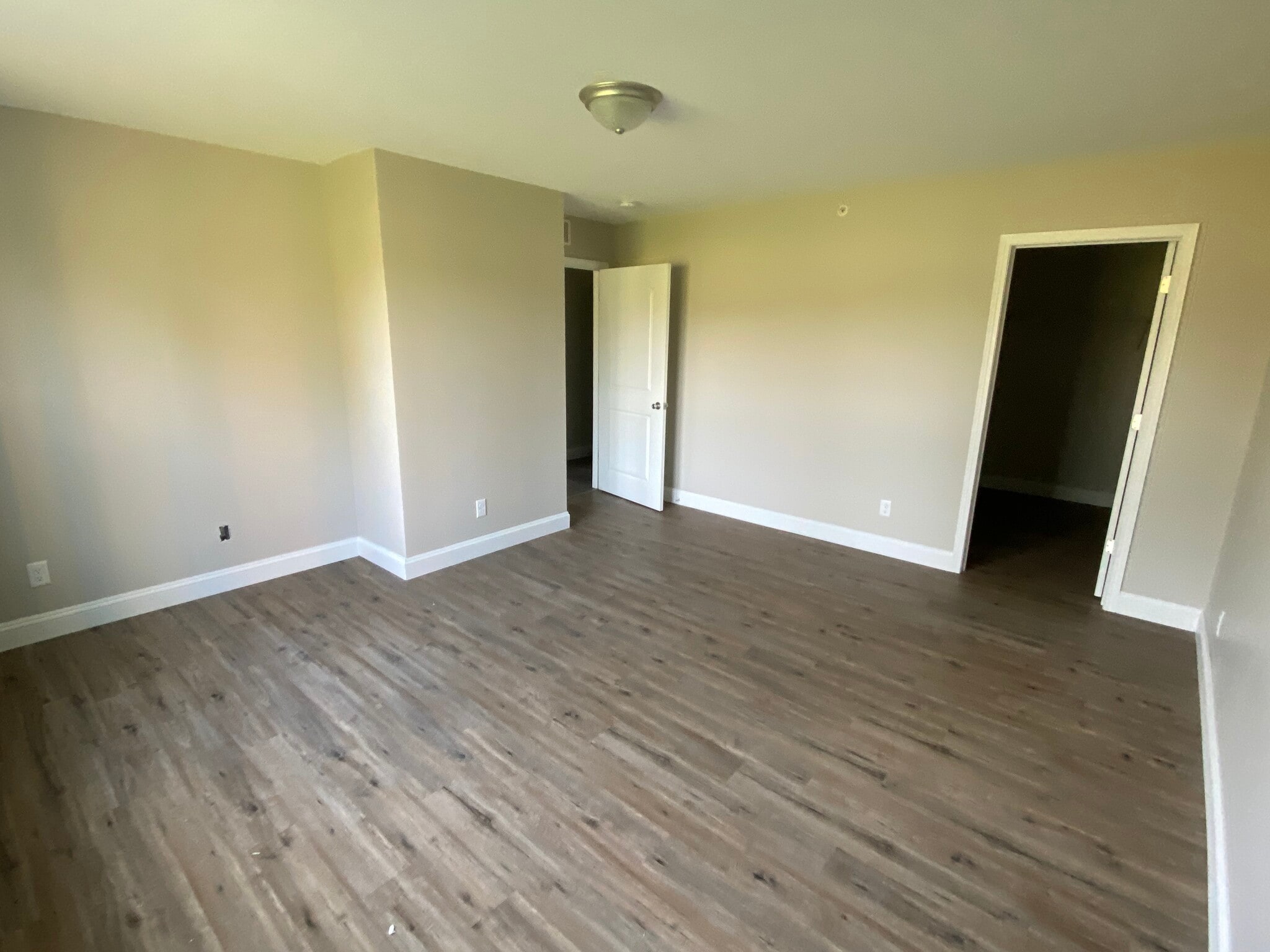 Building Photo - 330 E Niagara St