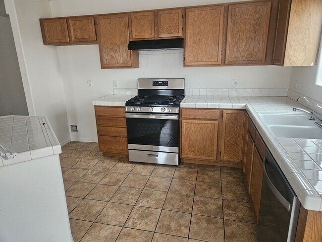 Building Photo - 3 Bedroom House w/ 3 Car Garage in Fort Mo...