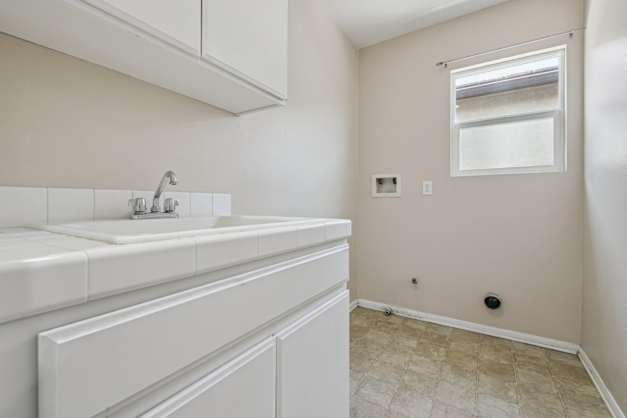 Building Photo - 9449 Hendrix Ln
