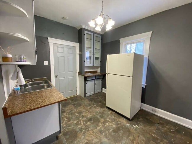 Building Photo - Don’t miss out on this affordable opportunity in Elyria! Schedule your tour today!