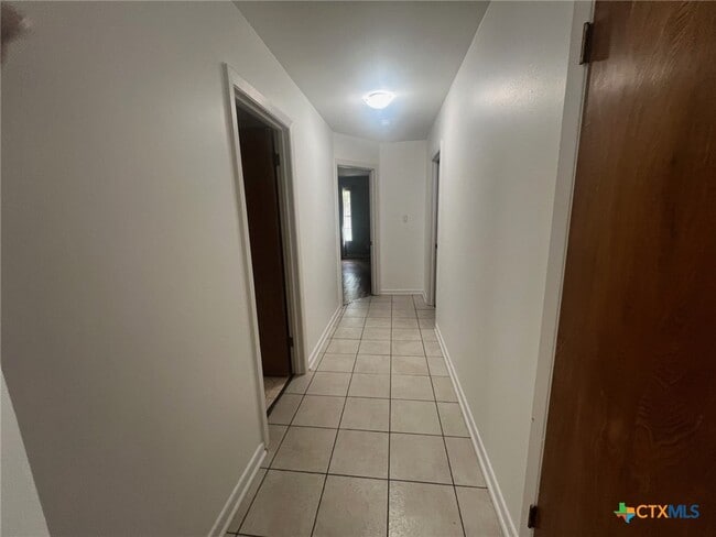 Building Photo - 943 S Pecan Ave