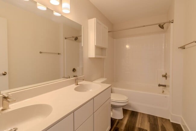 Building Photo - 1502 Simsbury St