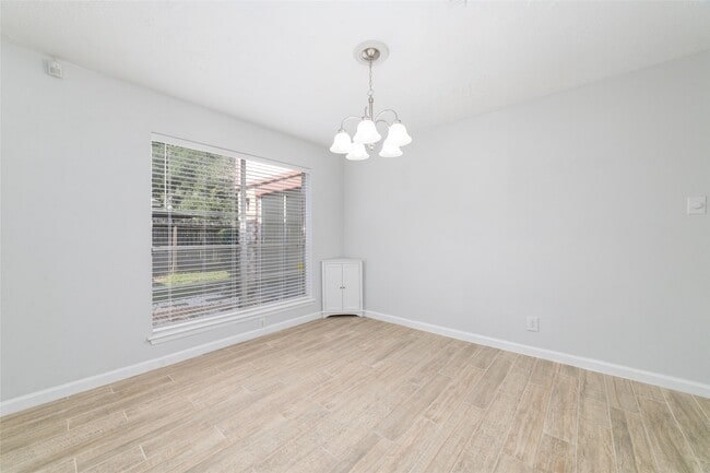 Building Photo - 10522 Northview Dr