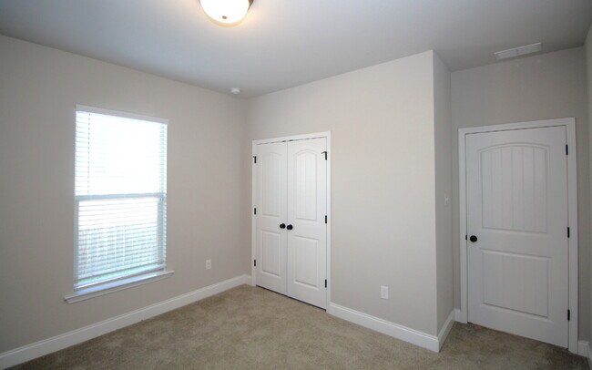 Building Photo - Spacious 3-Bedroom, 2-Bath Brick Home in N...