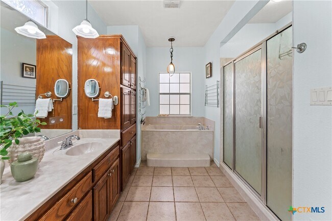 Building Photo - 1060 Great Oaks Dr
