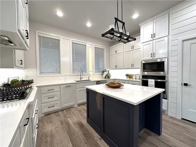 Building Photo - Luxarious 3BD/2BTH Home off of JKP Turnpik...