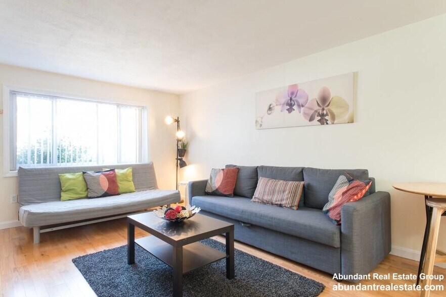 Building Photo - 17 Oxford Cir