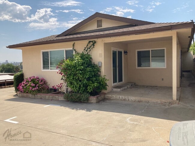 Building Photo - Homes Management - 2 Bed, 1.5 Bath Duplex ...