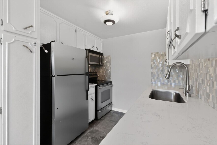 Building Photo - 2262 S Vly Hwy