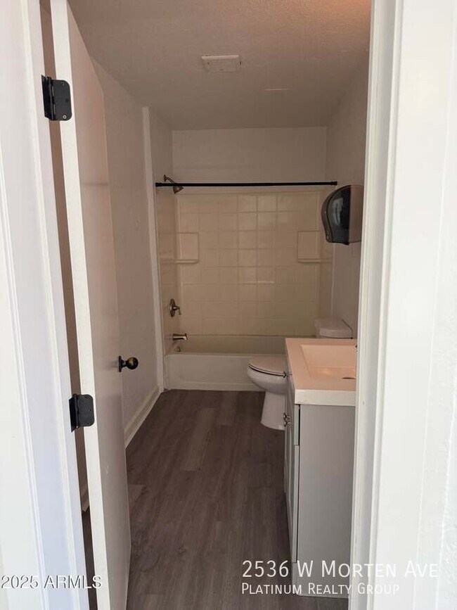 Building Photo - 2536 W Morten Ave