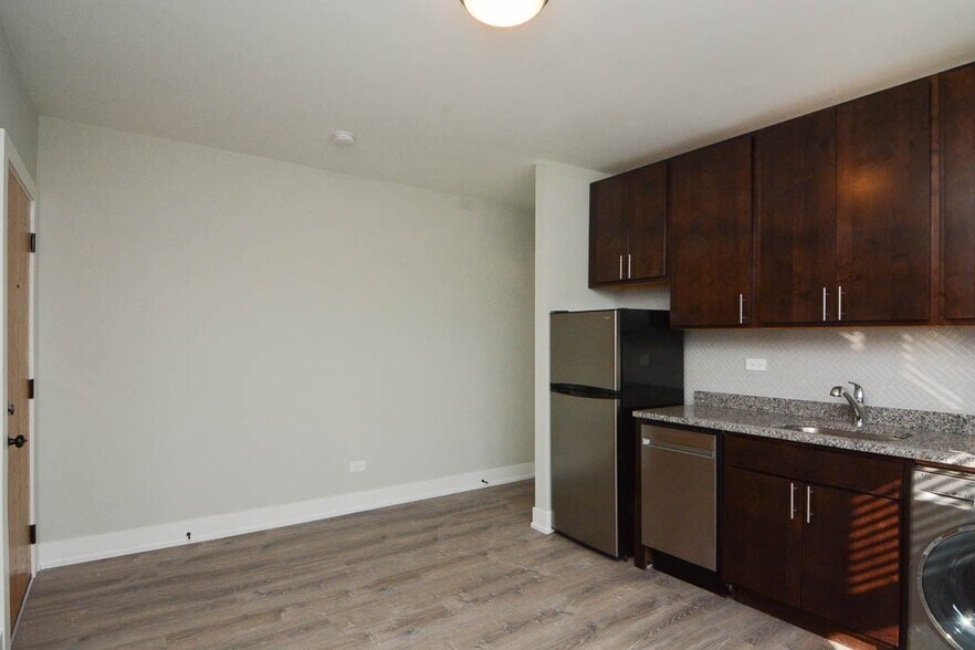 Building Photo - 533 W Belden Ave