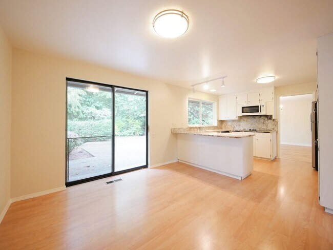 Building Photo - 3 Bed and 3 Bath Plus Office Private Singl...