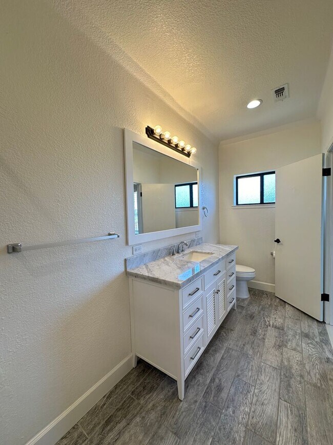 Building Photo - 4 Bedroom Home on Half Acre Lot