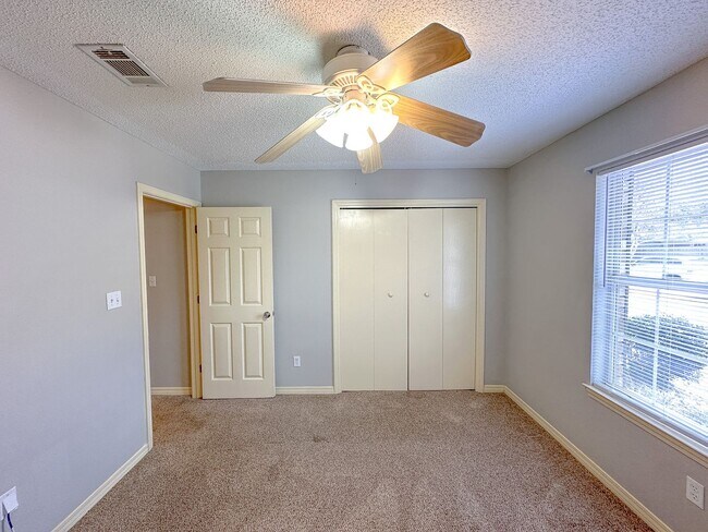 Building Photo - 3 Bedroom 2 Bath home in Marblehead Estates, located in Milton, FL!