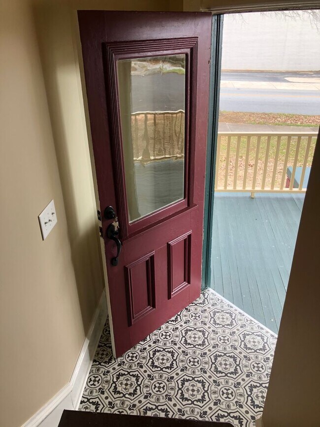 Building Photo - 411 S 8th St