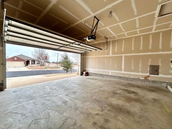 Building Photo - Charming 3/BR 2/BA  Home with Spacious Backyard