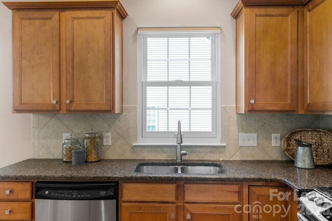 Building Photo - 2076 Belair Dr