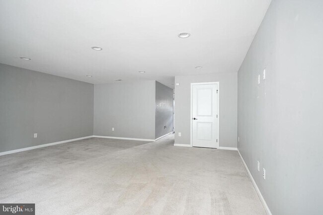 Building Photo - 1048 Regency Pl