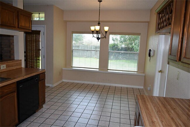 Building Photo - 4718 Sunshine Dr